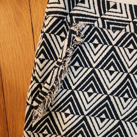 Trina Turk Black & White Flat Front Geometric Pattern Shorts, Sz 4 - Picture 6 of 8